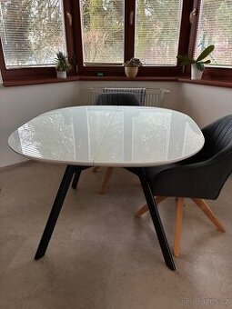 Rozkládací jídelní stůl