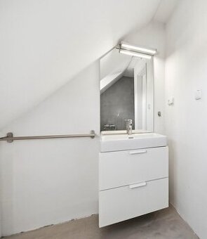 2x koupelnový set IKEA - skříňky, zrcadla, svítidla