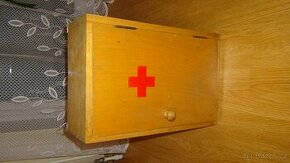 Dřevěná retro lékárnička 27,5 x 42 x 14