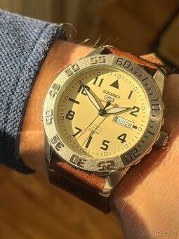 Seiko 5 Sports / béžový ciferník