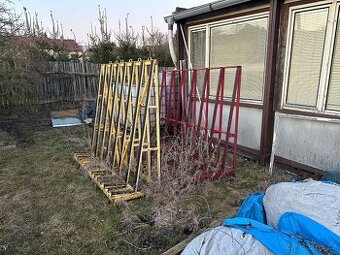 Stojan na prepravu oken