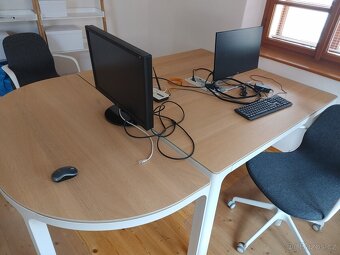 Pracovní nebo konferenční stůl