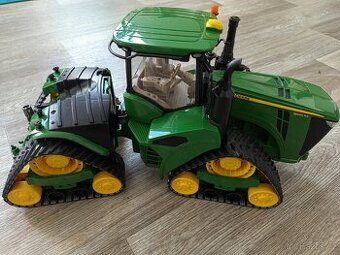 Pásový traktor Bruder John Deere 4055