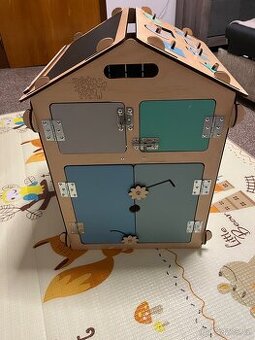 Activity board BusyKids domeček pro kluky