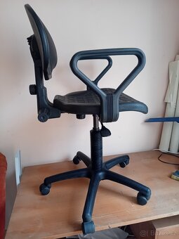Pracovni židle na kolečkách