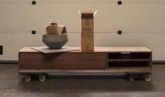 TV stolek Ethnicraft ESSENTIALS teak