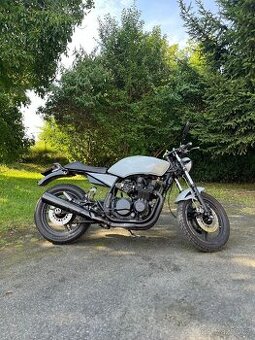 Kawasaki GPZ 750 _ café racer