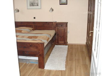 Starožitná ložnice – skříně, postel, noční stolky