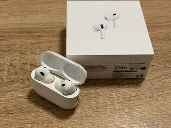 Apple AirPods Pro (2. generace) s MagSafe nabíjecím pouzdrem