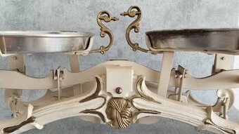 Staré 5kg dvoumiskové váhy po starší renovaci.