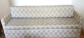 Rozkládací gauč. Pod ním vytáhněte úložný prostor