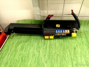 Jaguar S-type pojistková skříňka s relátky a pojistkami