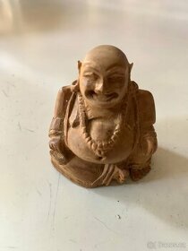 Vyřezávaná soška malý smějící se buddha