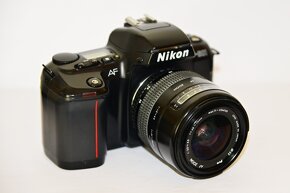 NIKON F-601 (1987) s objektivem 28-70mm