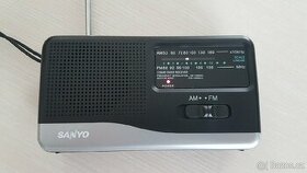 Sanyo - malé rádio.