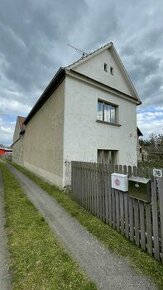 Prodej venkovského domu s hospodářským zázemím v Bechlíně