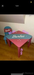 Dubové dětské židličky a stolek Barbie.