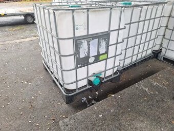 Nádrž na vodu IBC 1000L. Plastová paleta