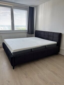 Čalouněná manželská postel