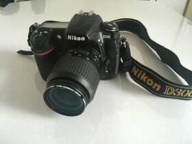 Nikon D300 s objektivem a pametovou kartou