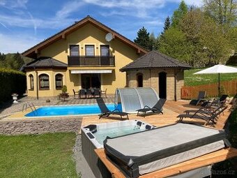 Prodej rodinného domu 280m2, vyhřívaný bazén, pozemek 1054m2