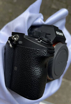 Skvělý Sony Alpha 7 III včetně zoom objektivu FE 24-105 mm F