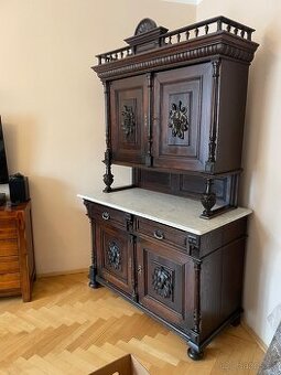 Starozitny nabytek - kredenc