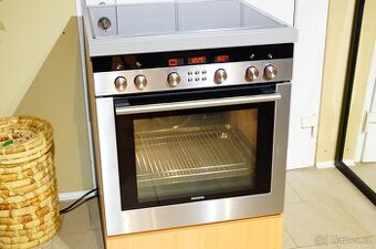 Nerezový vestavný sporák Siemens HE764560 , vyjížděcí dveře