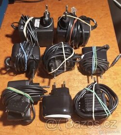 Síťové adptéry k mobilům, atp. - 8 ks