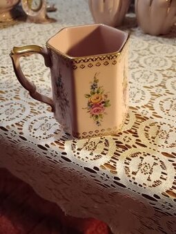Hrneček z růžového porcelánu – zlacený dekor (1 ks)
