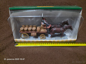 Lemax figurka – vůz tažený dvěma koňmi, naložený sudy