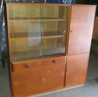 Skříň skříňka komoda regál nábytek koberec