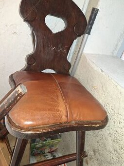 Staré židle na chatu nebo chalupu