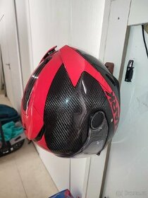 Nástěnný držák helmy na motorku