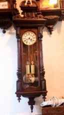 starožitné závažové hodiny Gustav Becker z roku 1903.