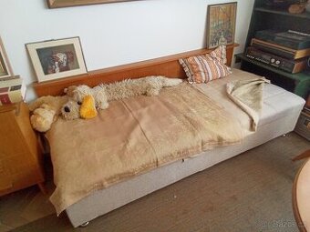 Válenda s úložným prostorem za odvoz