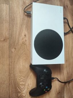 Xbox series S 512 GB + ovladač + herní monitor + sluchátka