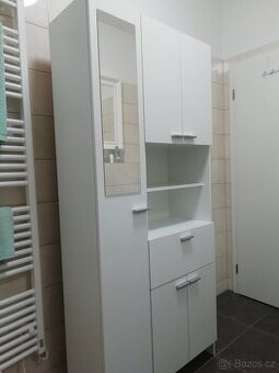 VYSOKÁ KOUPELNOVÁ SKŘÍŇKA SE ZRCADLEM