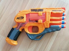 Nerf Doomlands Persuader + 4 šipky