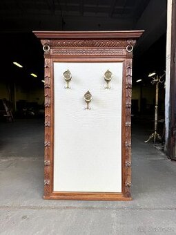 Věšáková stěna ve stylu neorenesance (132030)