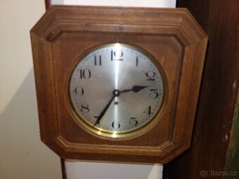 Staré hodiny Kienzle, školní či nádražní