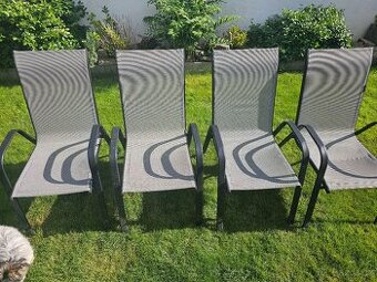 čtyři stohovatelné židle