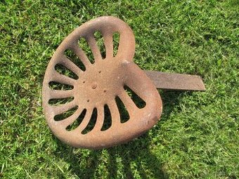 Sedačka ze starého zemědělského stroje