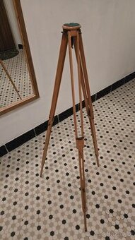 Starožitný skládací stativ a spínací expoziční hodiny Novex