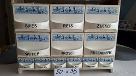 kořenkový regál s dětmi značený