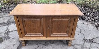 Masivní rustikální komoda na nožkách