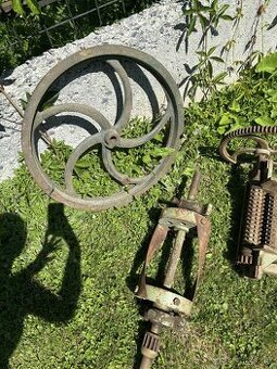 Litinové díly na velkou řezačku kopřiv