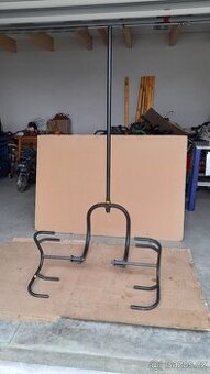 Zvedák na zahradní traktůrky