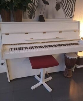 Bílé piano Kawai CE-7N se židlí