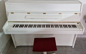 Bílé piano Kawai CE-7N se židlí